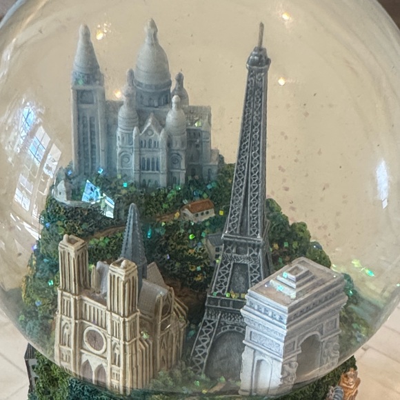 Paris Musical Snow Globe Eiffel Tower La Vie En Rose San Francisco Music Box Co - Picture 3 of 15